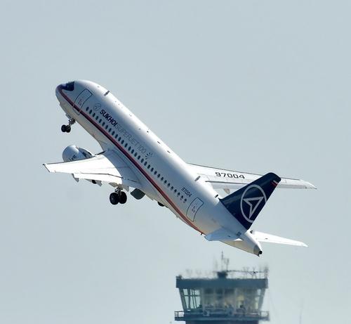 Sukhoi SuperJet 100 на взлёте