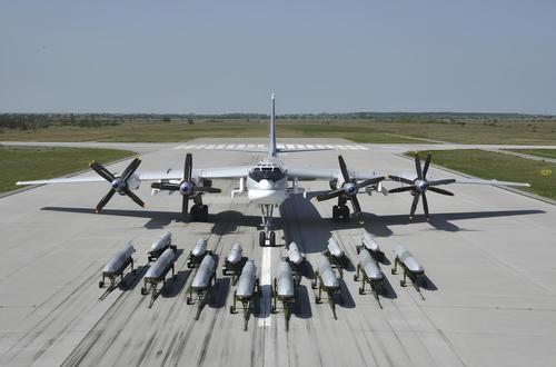 Появились первые кадры погрузки ракет Х-101 на пилоны бомбардировщика Ту-95МС