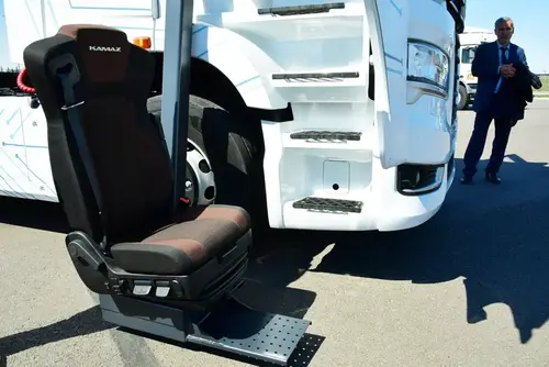Camión para personas con discapacidad: KamAZ presenta el camión de largo recorrido KamAZ-54901 con control manual