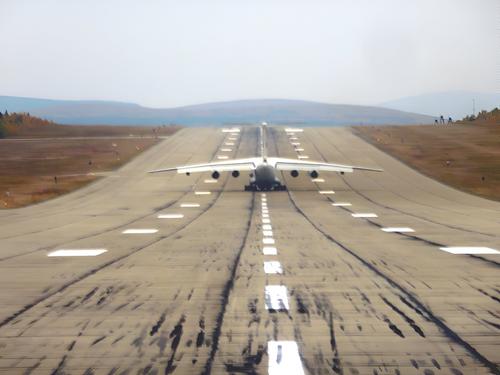 Il-76 en la pista del aeródromo