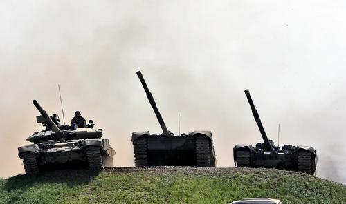 Tanques T-90S, T-80U y T-90A