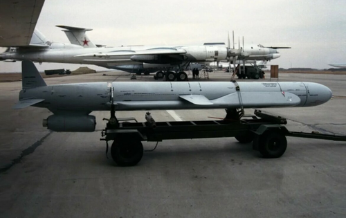 Появились кадры погони ракеты ЗРК Patriot за российской крылатой Х-101 для Ту-95МС и Ту-160