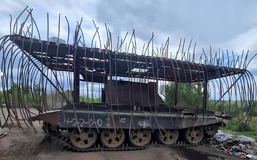 Un tanque T-62 de medio siglo de antigüedad transformado en una máquina artesanal con "rastas": maravillas del ingenio de los soldados