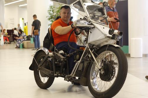 "El desarrollo tomó 10 años": un ruso inventó una motocicleta con control manual tras perder la capacidad de caminar