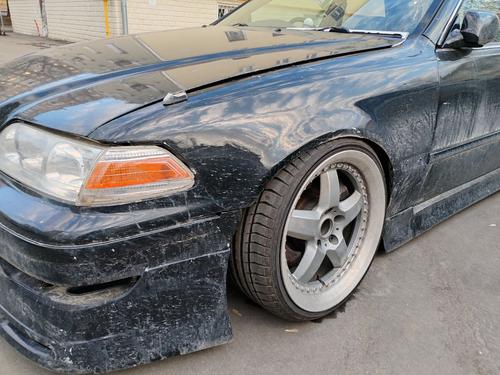 Automóvil con volante a la derecha