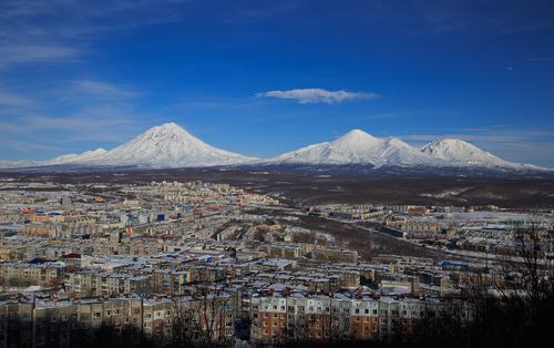 Vista de Petropávlovsk-Kamchatski y los volcanes