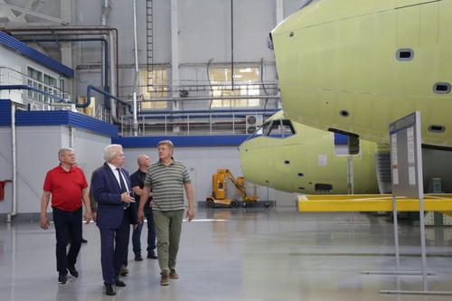 Полпред президента РФ нагрянул в цех сборки самолёта МС-21 в Иркутске