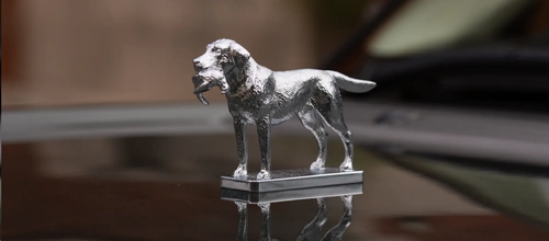 Estatuilla de un labrador con un faisán en la boca