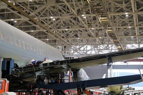 «Яковлев» запустил уникальный стенд стыковки крыла SJ-100 с основным корпусом самолёта