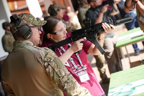 «Copa de Corresponsal de Guerra» en el centro de tiro del parque «Patriot»