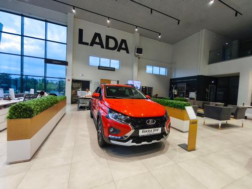 Lada Iskra SW Cross в автосалоне