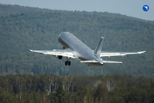 Avión SJ-100