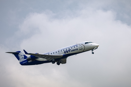 La aerolínea "UVT AERO" presentó un avión con una nueva imagen corporativa