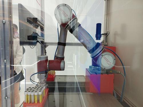 Robotic module for laboratories