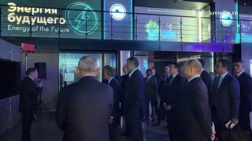 Владимир Путин и главы иностранных делегаций – участники Глобального атомного форума посетили музей «Атом»