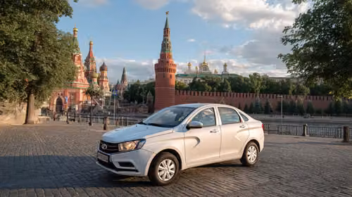 Lada Vesta на парковке на фоне Кремля
