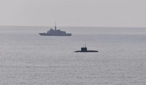 Подлодка&nbsp;«Новороссийск» проекта 636.3 в сопровождении буксира «Яков Гребельский» у берега Франции