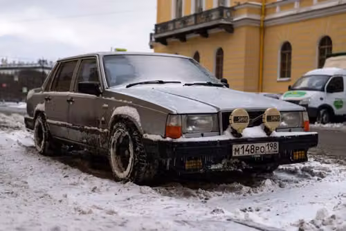 Автомобиль с триколором на номере