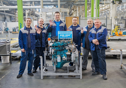 equipo de la empresa con el motor de aniversario YaMZ-530