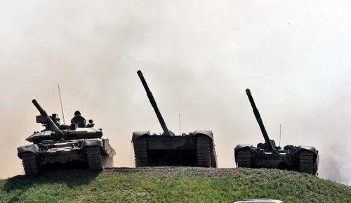 Танки Т-90С, Т-80У и Т-90А
