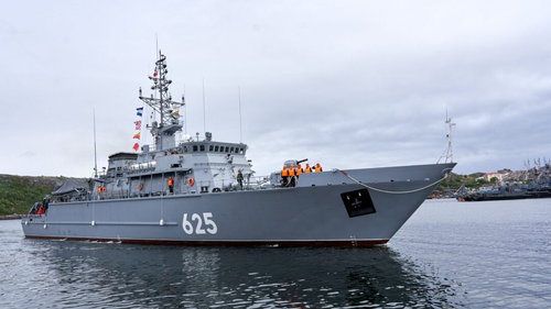 Носитель необитаемых подводных аппаратов морской тральщик «Афанасий Иванников» отработал элементы курсовой задачи К-2 в Баренцевом море