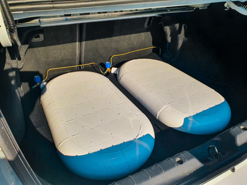 Balones de gas en un Lada con forma de zapatillas