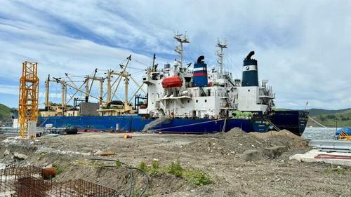 рыболовное судно на судоремонтном заводе «Рыбокомбинат Островной»