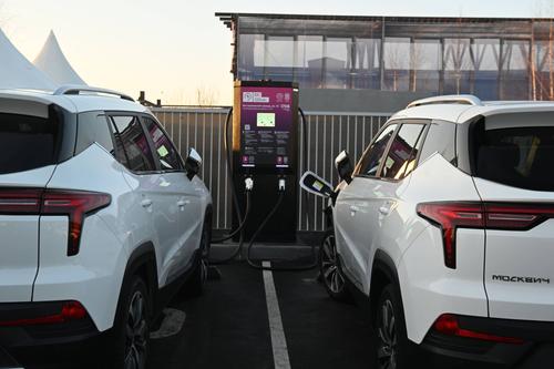 Crossovers «Moskvich 3e» en la estación de carga