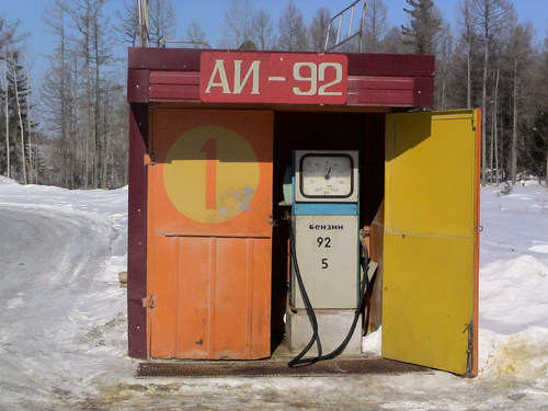 Бензоколонка с бензином марки АИ-92 в российской глубинке