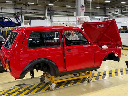 Lada Nova Sport в красном цвете