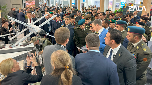 Министр обороны Египта генерал Абдель Маджид Сакр осматривает российский дрон-камикадзе 