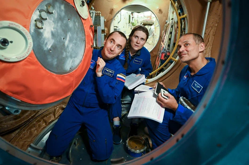 Cosmonautas de Roscosmos Piotr Dubrov, Anna Kikina y el astronauta de la NASA Anil Menon 