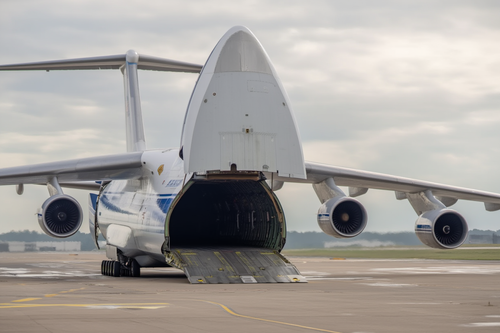 Перевозящий спутники Ан-124 «Руслан» стал хоккейной площадкой