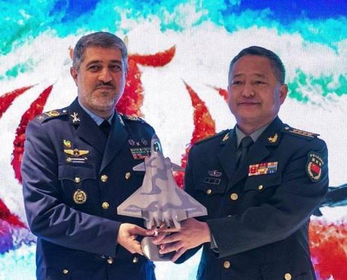 El agregado militar de la embajada de China entregó al comandante de la Fuerza Aérea de Irán, el general de brigada Bahman Behmard, una maqueta a gran escala del caza de quinta generación Chengdu J-20