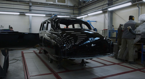 Automóvil GAZ-12 ZIM en la cámara de pintura