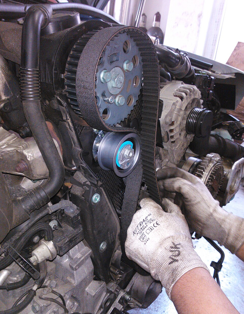 Motor con transmisión por correa