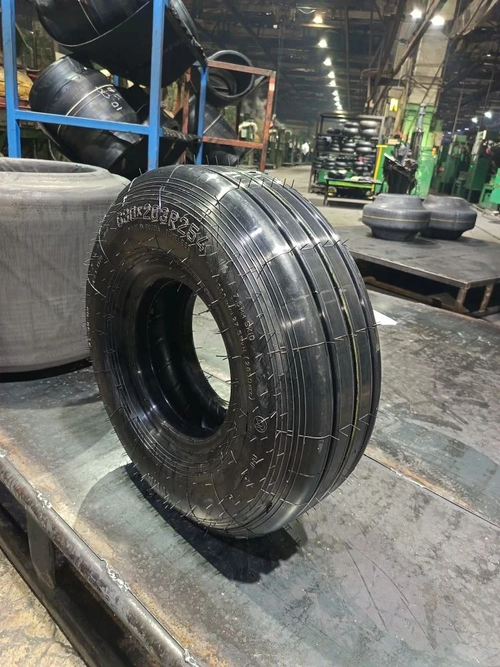 Neumático para el tren de morro del SJ-100