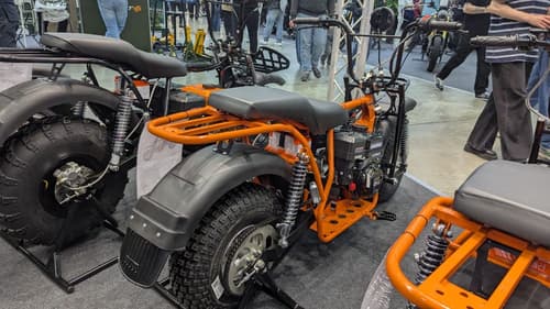 «Спринт CVT» с двигателем Lifan KP230E-R (по центру)