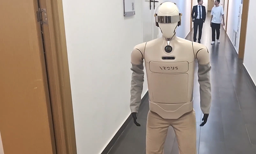 Robot humanoide de mensajería "Arkus"