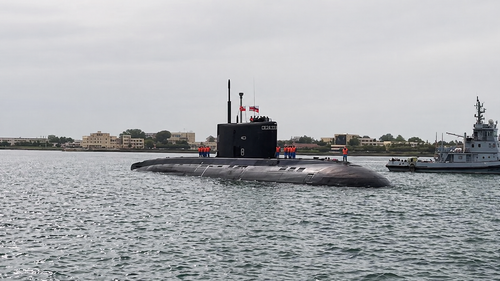 Подводная лодка «Петропавловск-Камчатский» в порту Циндао