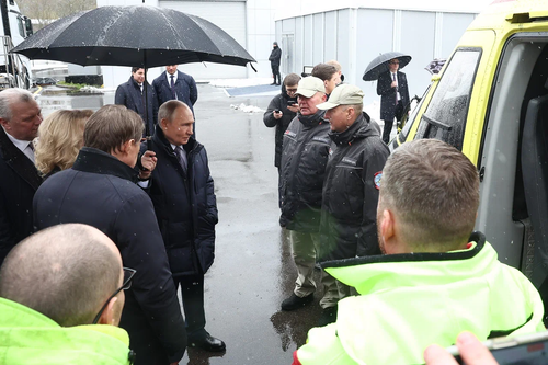 Президент России Владимир Путин осматривает вертолёт «Ансат»