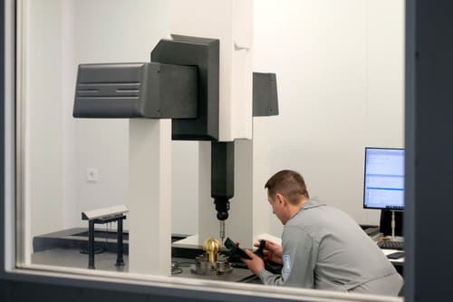 Máquina de medición por coordenadas en uno de los talleres de LOMO