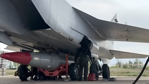 Installation of Kh-47M2 Kinzhal on MiG-31I