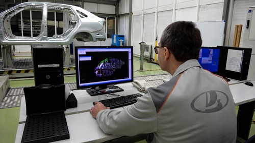 La carrocería terminada de Lada se verifica para su conformidad con el modelo tridimensional
