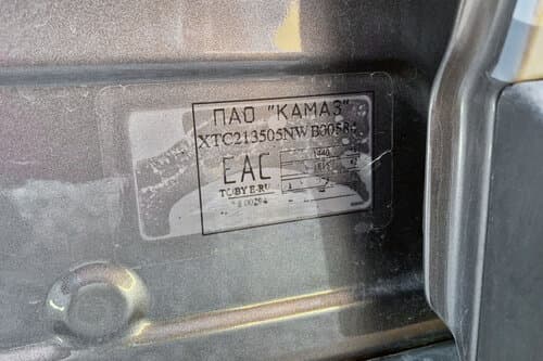 Information about the unreadable VIN number and the need to drive such cars to the factory for replacement appeared online among car users.<br>