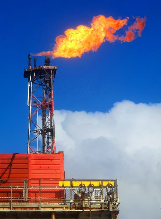 Факел попутного нефтяного газа