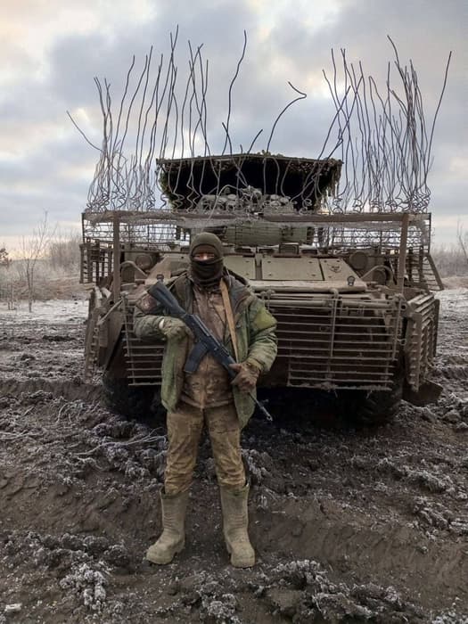 BTR-82 con protección de varillas que recuerda a un mohicano&nbsp;&nbsp;