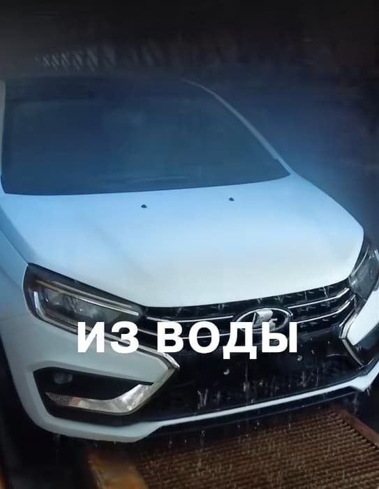Automóvil LADA Vesta en la cámara de rociado<br>