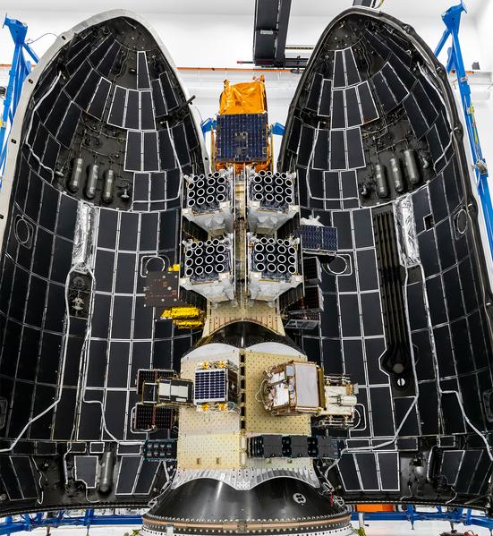 Falcon 9 перед запуском на площадке