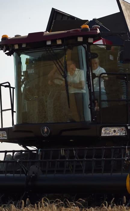 Губернатор Челябинской области Алексей Текслер за рулем комбайна GS2124